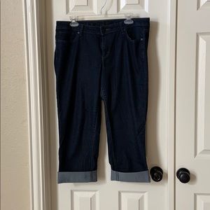 Jennifer Lopez dark wash Capri jeans